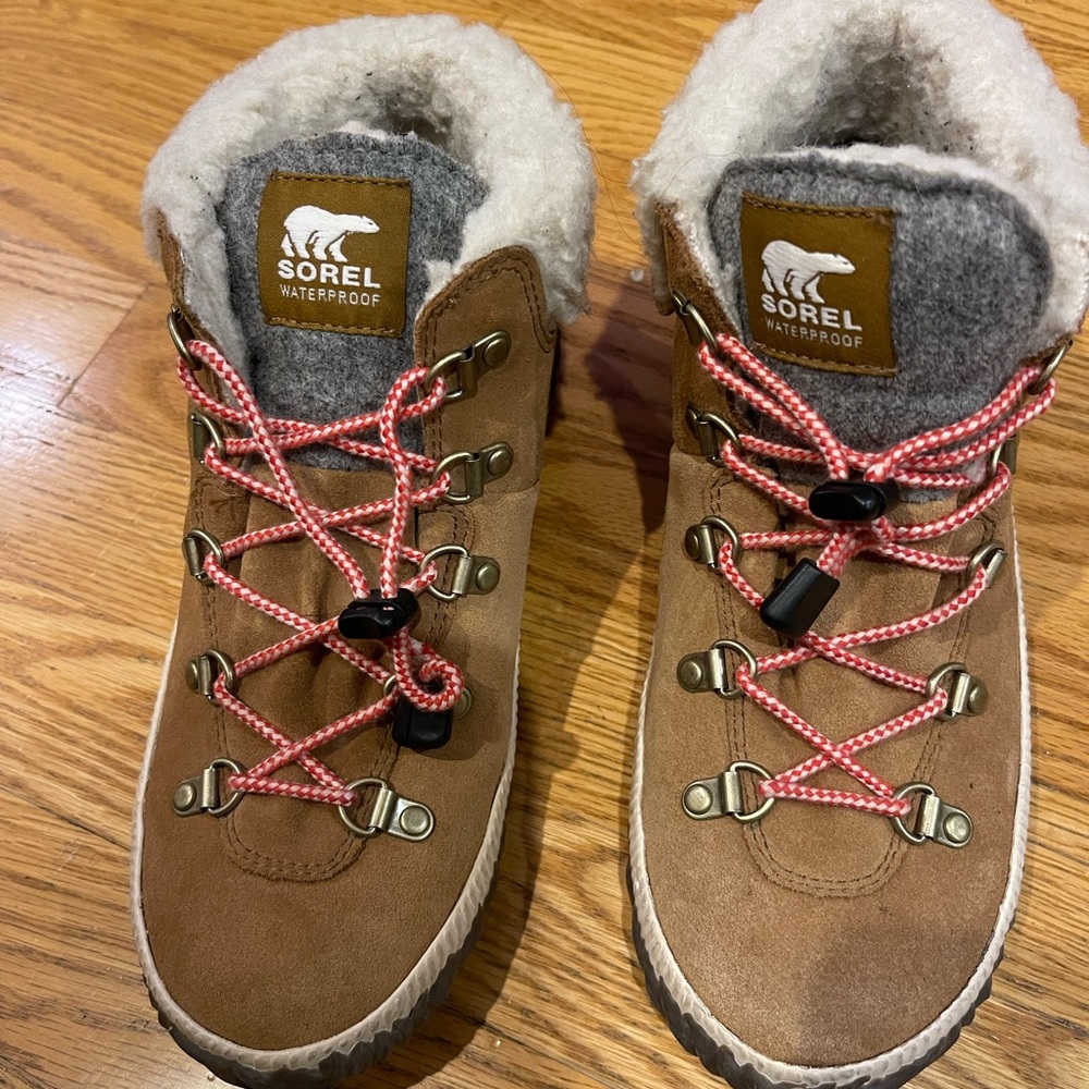 Sorel Out n About Conquest waterproof ankle winter boots size 5 Youth